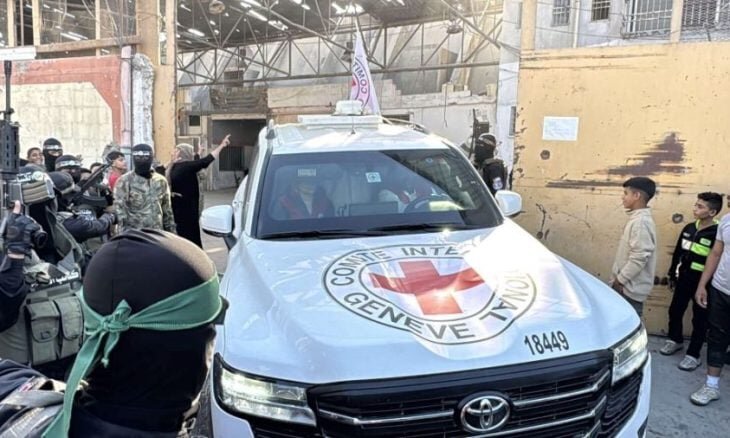 تحویل اجساد دو اسیر اسرائیلی به صلیب سرخ توسط نیروهای القسام