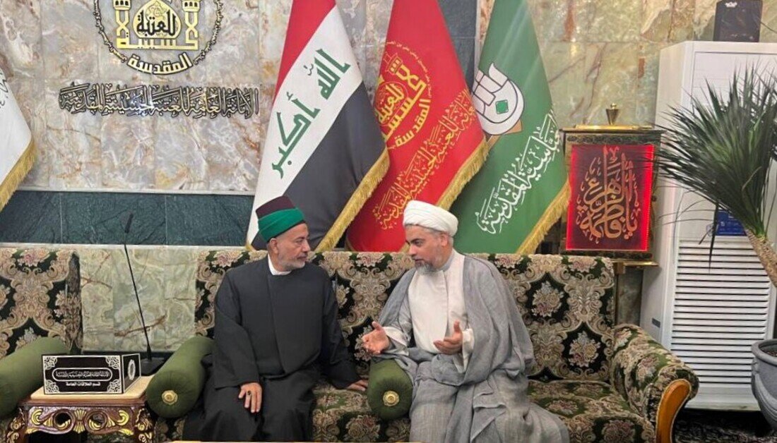 مركز بينة يهدي موسوعة توثيق أرهاب القاعدة و(داعش) إلى نائب الأمين العام للعتبة الحسينية