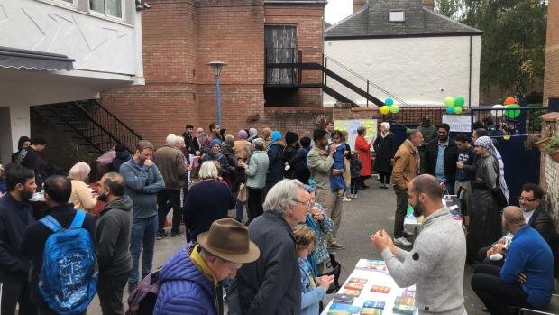 بازدید بیش از ۳۰۰ نفر از مسجد مرکزی تاونتون انگلیس به‌ مناسبت ایام درهای باز مساجد + تصاویر