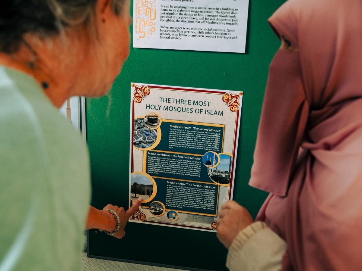 بازدید بیش از ۳۰۰ نفر از مسجد مرکزی تاونتون انگلیس به مناسبت ایام درهای باز مساجد + تصاویر