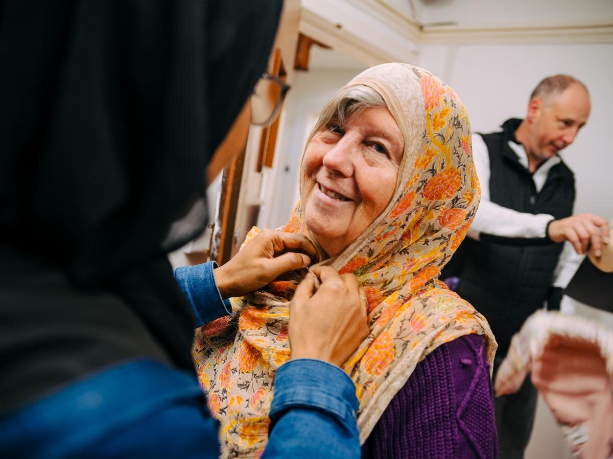 بازدید بیش از ۳۰۰ نفر از مسجد مرکزی تاونتون انگلیس به‌ مناسبت ایام درهای باز مساجد + تصاویر