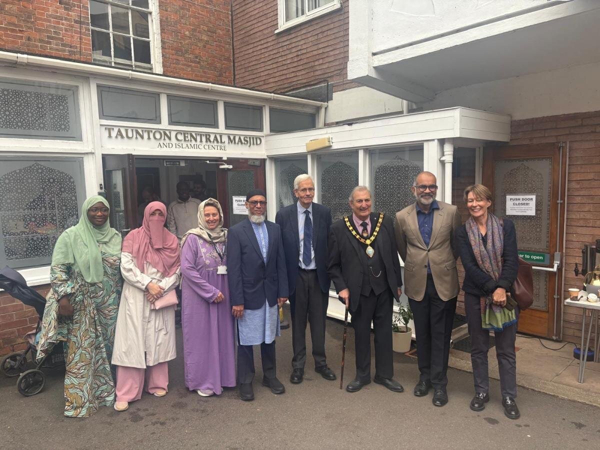 بازدید بیش از ۳۰۰ نفر از مسجد مرکزی تاونتون انگلیس به‌ مناسبت ایام درهای باز مساجد + تصاویر