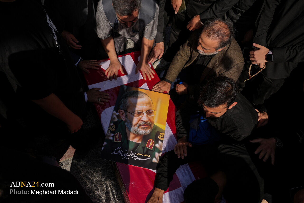 Gambar | Upacara Penghormatan Terakhir bagi Jenazah Komandan Alireza Afshar di Tehran