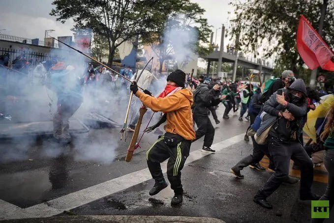 حمله حامیان فلسطین و ونزوئلا به سفارت آمریکا در بوگوتا پایتخت کلمبیا + عکس