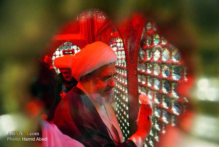 آیت‌الله محسن اراکی، عضو مجلس خبرگان رهبری و مجمع تشخیص مصلحت نظام، در داخل ضریح امامزاده موسی مبرقع (ع) در حال غبارروبی است.