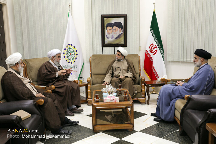 آیت‌الله رضا رمضانی، دبیرکل مجمع جهانی اهل‌بیت(ع) در حال گفتگو با حجت الاسلام «محمدعلی میرزایی» عضو هیئت علمی جامعة المصطفی(ص) العالمیة و رایزن فرهنگی جدید ایران در کشور قطر است.