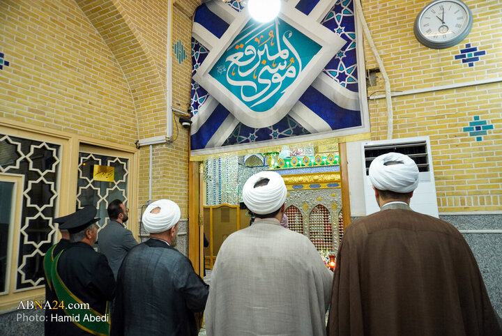 ورود جمعی از طلاب به آستان مقدس امامزاده موسی مبرقع (ع) جهت حضور در آیین غبارروبی حرم مطهر، هم‌زمان با سالروز رحلت این امامزاده جلیل‌القدر، فرزند بلافصل امام جواد(ع).