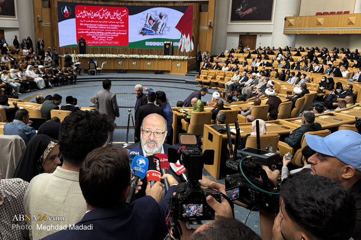یکی از میهمانان کشورهای خارجی در همایش هشتمین اجلاس بین‌المللی همبستگی با کودکان و نوجوانان فلسطینی در حاشیه مراسم با رسانه‌های داخلی و خارجی مصاحبه می‌کند.