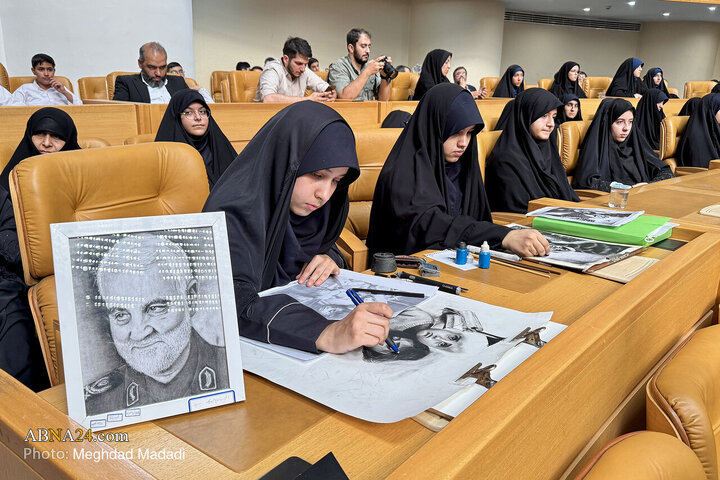 در حاشیه هشتمین اجلاس بین‌المللی همبستگی با کودکان و نوجوانان فلسطینی، یادواره شهید محمد الدره، کودکان شهید غزه و دفاع مقدس ۱۲ روزه یکی از شرکت کنندگان در مراسم در حال نقاشی از کودکان فلسطینی است.