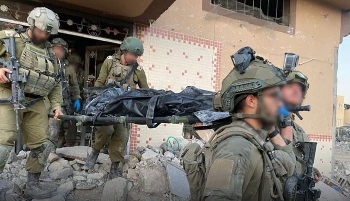 ویدیو | اولین لحظات حضور سربازان صهیونیستی بر بالای پیکر شهید یحیی سنوار