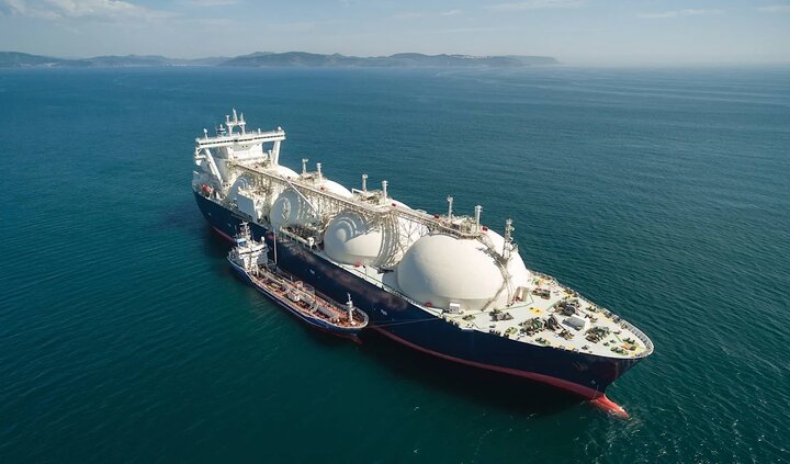 حمله به نفتکش گاز طبیعی در سواحل یمن/ آتش‌سوزی در نفتکش فالکون براثر اصابت پرتابه ناشناس