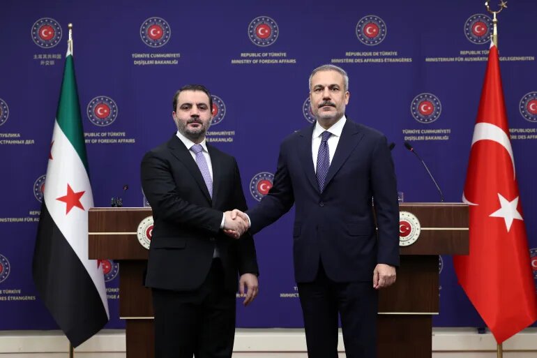 ترکیه تجهیزات نظامی به حکومت جولانی می‌دهد/ پهپاد و زره‌پوش در راه شمال سوریه