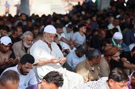 فيديو | الفلسطينيون يؤدون صلاة الجمعة في أنقاض مسجد مدمر