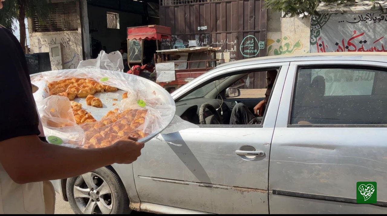 توزيع "حلوى النصر" في غزة
