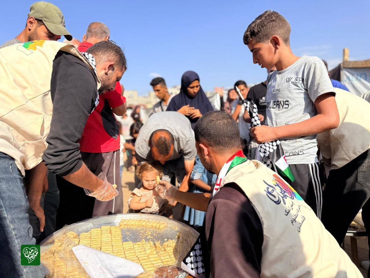 توزيع "حلوى النصر" في غزة