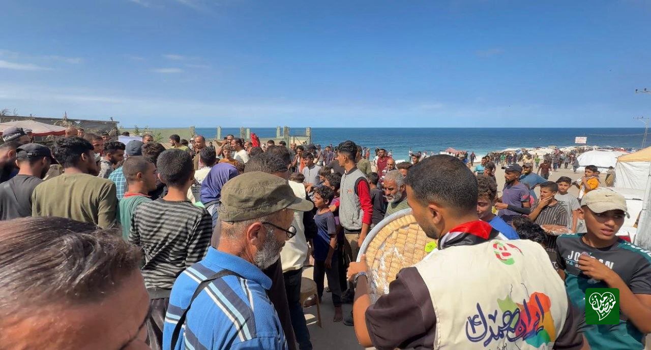 توزيع "حلوى النصر" في غزة