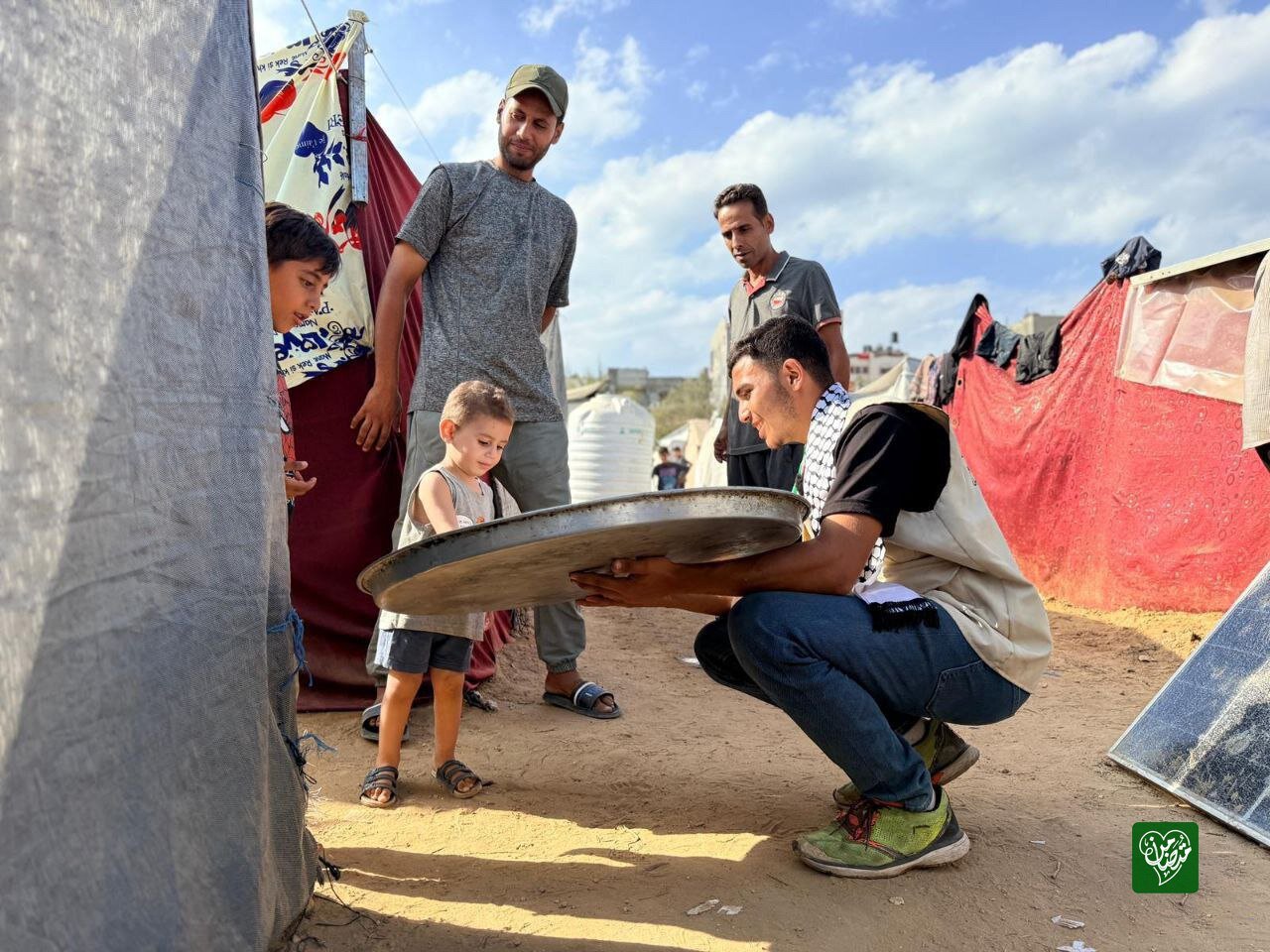 توزيع "حلوى النصر" في غزة