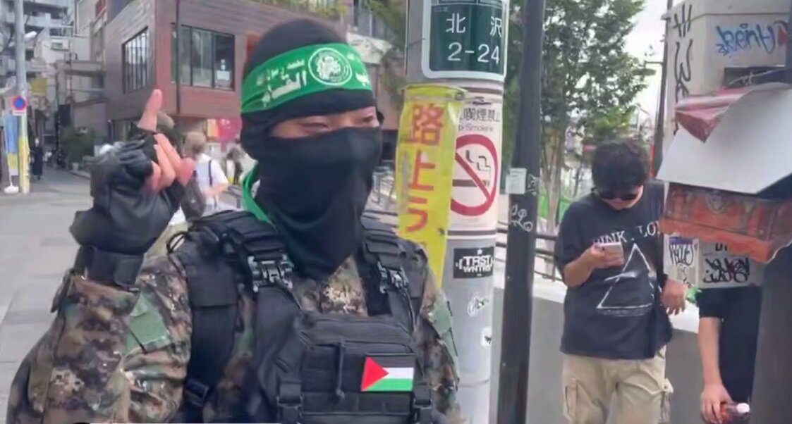 فيديو | يابانيون يقلدون عناصر كتائب القسام، ويتجولون في شوارع طوكيو