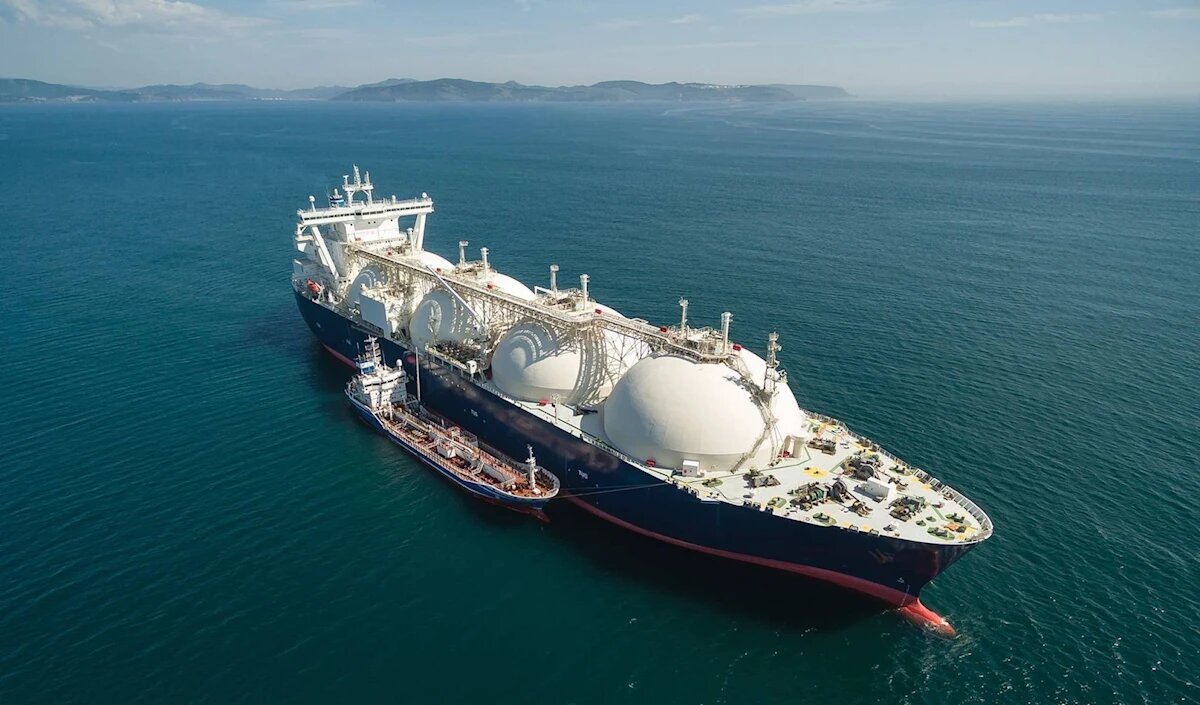 حمله به نفتکش گاز طبیعی در سواحل یمن/ آتش‌سوزی در نفتکش فالکون براثر اصابت پرتابه ناشناس