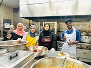 Informe fotográfico |  Voluntarios de “Who Is Hussain (la paz sea con él)?” atienden a más de 500 personas sin hogar en el Día Mundial de la Alimentac