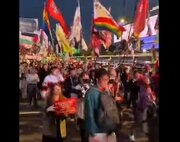 Video | Ribuan Penunjuk Perasaan Adakan Perhimpunan Malam Besar-besaran di Hadapan Kedutaan AS di Seoul