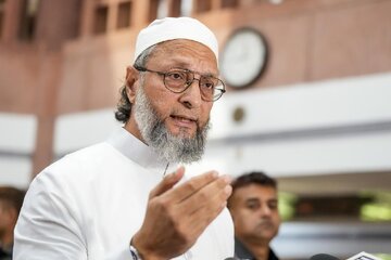  اویسی نے تبدیلیٔ مذہب مخالف قانون پر کی تنقید کی،بی جی پے آیین کی توہین کر رہی ہے