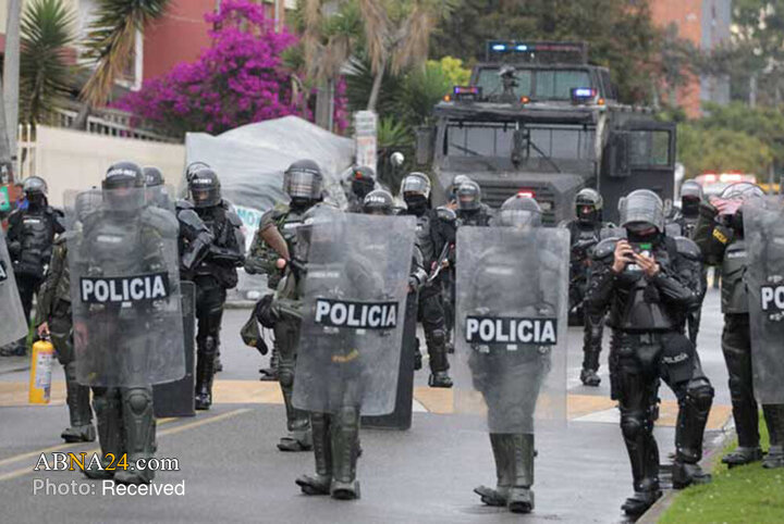 Fotografía informativa | Manifestantes en apoyo a Palestina y Venezuela protagonizan un ataque contra la Embajada de Estados Unidos en Bogotá, capital de Colombia