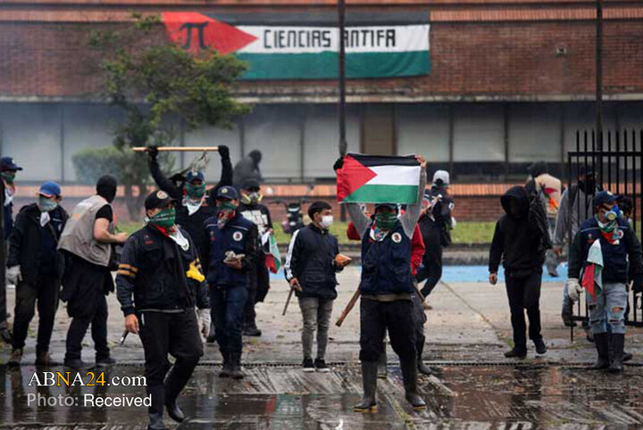 Fotografía informativa | Manifestantes en apoyo a Palestina y Venezuela protagonizan un ataque contra la Embajada de Estados Unidos en Bogotá, capital de Colombia
