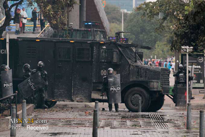 Fotografía informativa | Manifestantes en apoyo a Palestina y Venezuela protagonizan un ataque contra la Embajada de Estados Unidos en Bogotá, capital de Colombia