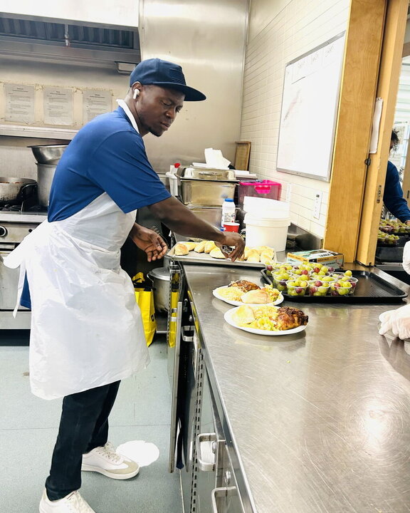 Informe fotográfico |  Voluntarios de “Who Is Hussain (la paz sea con él)?” atienden a más de 500 personas sin hogar en el Día Mundial de la Alimentación en Toronto, Canadá