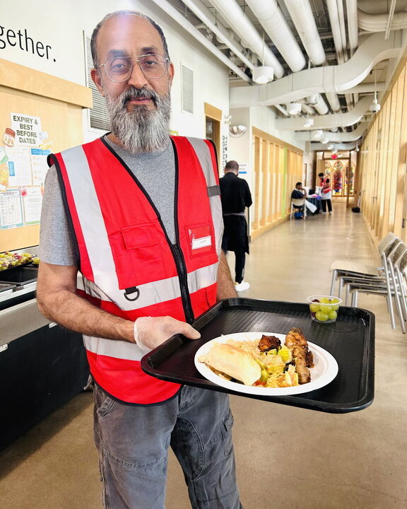 Informe fotográfico |  Voluntarios de “Who Is Hussain (la paz sea con él)?” atienden a más de 500 personas sin hogar en el Día Mundial de la Alimentación en Toronto, Canadá
