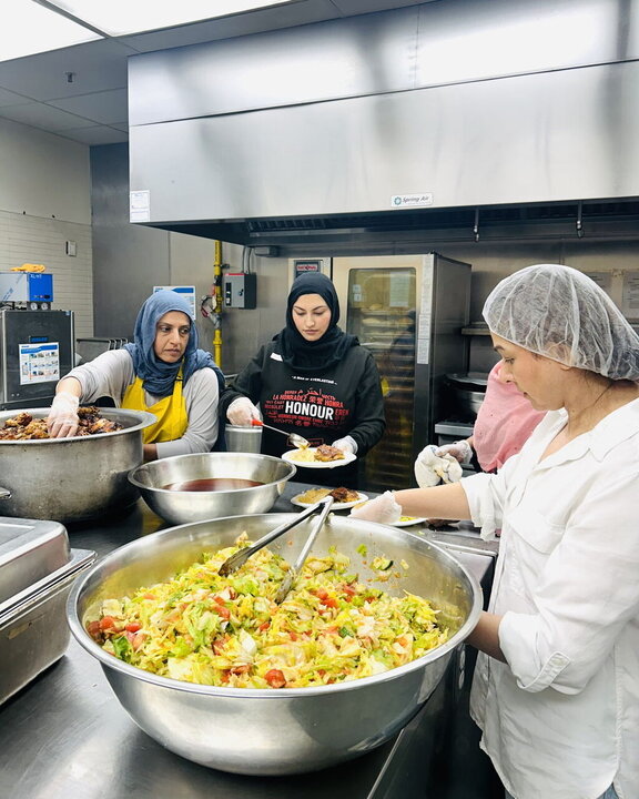 Informe fotográfico |  Voluntarios de “Who Is Hussain (la paz sea con él)?” atienden a más de 500 personas sin hogar en el Día Mundial de la Alimentación en Toronto, Canadá