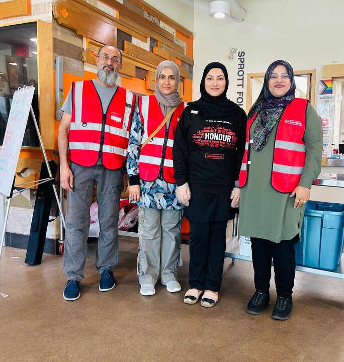Informe fotográfico |  Voluntarios de “Who Is Hussain (la paz sea con él)?” atienden a más de 500 personas sin hogar en el Día Mundial de la Alimentación en Toronto, Canadá