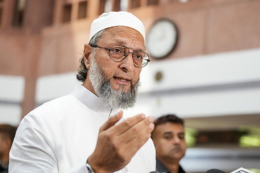  اویسی نے تبدیلیٔ مذہب مخالف قانون پر کی تنقید کی،بی جی پے آیین کی توہین کر رہی ہے
