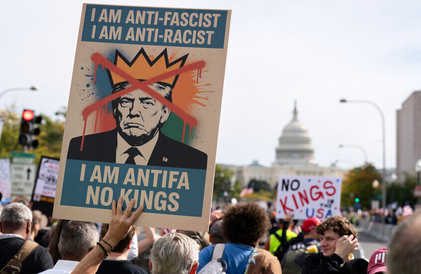 فيديو | احتجاجات "لا للملوك في أمريكا" في مختلف الولايات تنديدًا بسياسات الرئيس ترامب