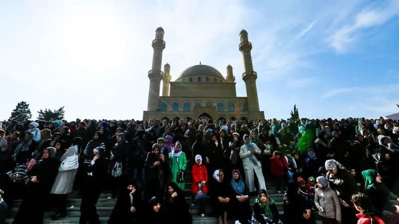 Ҹүһүдләрин Азәрбајҹанда Шиәлијә Гаршы Сәссиз Мүһарибәси, Емин илк казиносуну нијә Рәһимә Ханымын (ә) һәрәми јахынлығында тикир? ББС-нин тәһлили