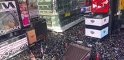 “Biz Şah İstəmirik!” şüarı ABŞ-nin bütün bölgələrini bürüdü. Milyonlarla amerikalı Trampın siyasətlərinə etiraz edir \ Video
