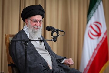 رہبرِ انقلاب اسلامی کا امریکی صدر کو سخت جواب: "آخر تم ہوتے کون ہو؟"
