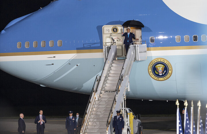 تدابیر امنیتی شدید در فرودگاه فلوریدا/ ترامپ با عجله از پله فرعی وارد هواپیما شد