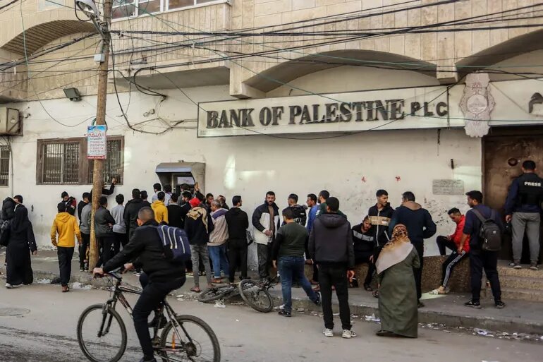 بنوك غزة تعاود العمل و"الكاش" مفقود