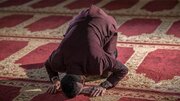 Por Que Devemos Ficar de Frente para a Qibla e Nos Prostrar Sobre a Terra Durante a Oração?