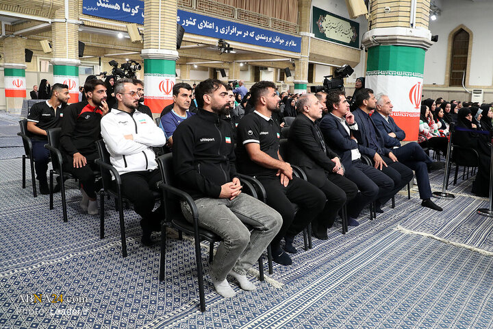 Encuentro de campeones deportivos y medallistas de olimpiadas científicas con el Líder de la Revolución