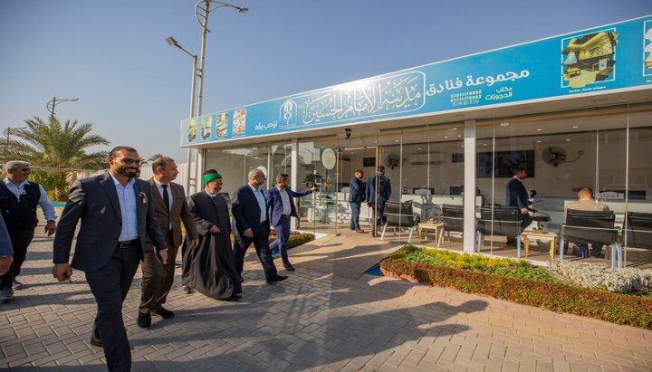 تقرير مصور/ نائب الأمين العام للعتبة الحسينية يتفقد أقسام مدينة الإمام الحسين (ع) للزائرين