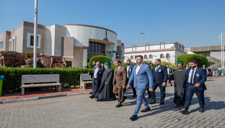 تقرير مصور/ نائب الأمين العام للعتبة الحسينية يتفقد أقسام مدينة الإمام الحسين (ع) للزائرين