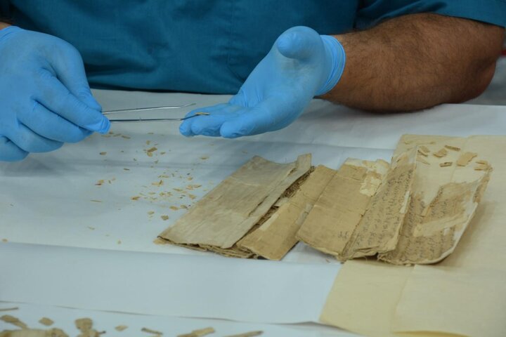 تقرير مصور/ ترميم وثائق ومخطوطات مكتبة العتبة الكاظمية المقدسة