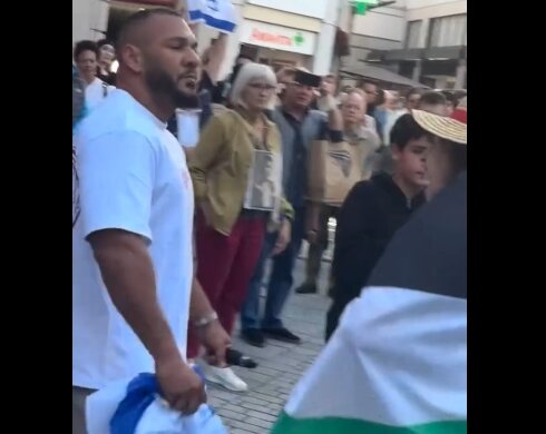Video | Bendera Israel Tempatnya di Tempat Sampah