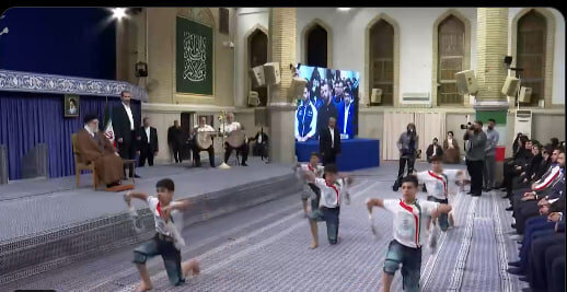 فيديو | مشاهد من أداء رياضة "زورخانه" التقليدية لناشئين صغار في حضور قائد الثورة