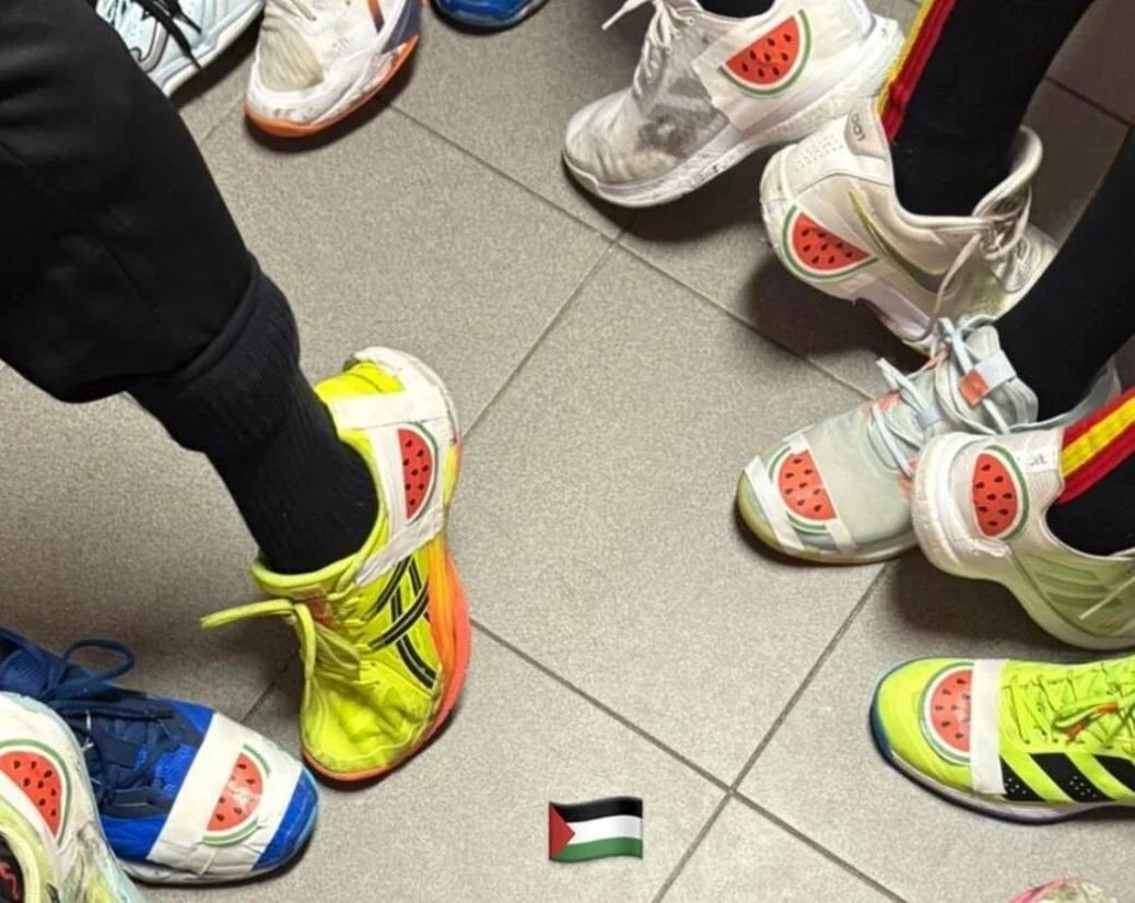 Las Guerreras españolas denuncian la agresión israelí con un simbólico gesto de solidaridad hacia Palestina en su partido contra Israel