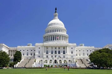 Gari yagongana na Kizuizi cha Usalama Mbele ya Ikulu ya White House + Picha