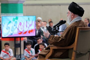 ٹرمپ کا ہاتھ آیت اللہ خامنہ ای کے سامنے کھلا ہے